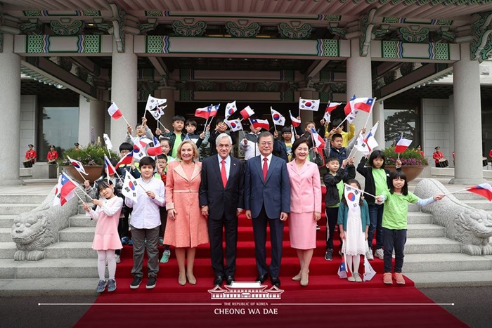 President Moon Jae-in and Chilean President Sebastian Pinera on April 29 pose for photographs with children in an official welcoming ceremony at Cheong Wa Dae. From left are Chilean first lady Cecilia Morel, Chilean President Pinera, President Moon and first lady Kim Jung-sook.